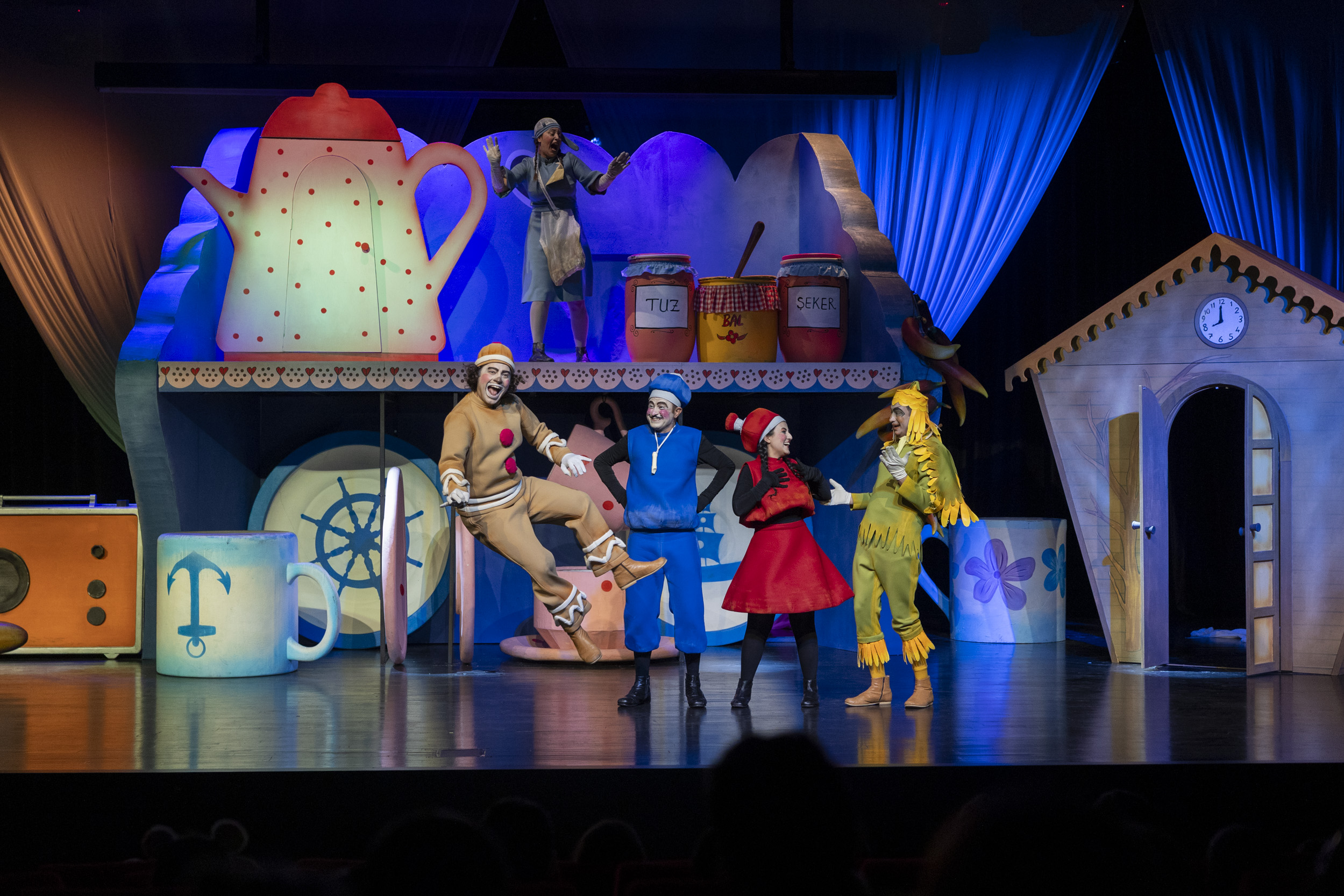 Mersin’de “Bisküvi Adam” oyunu sahnelendi