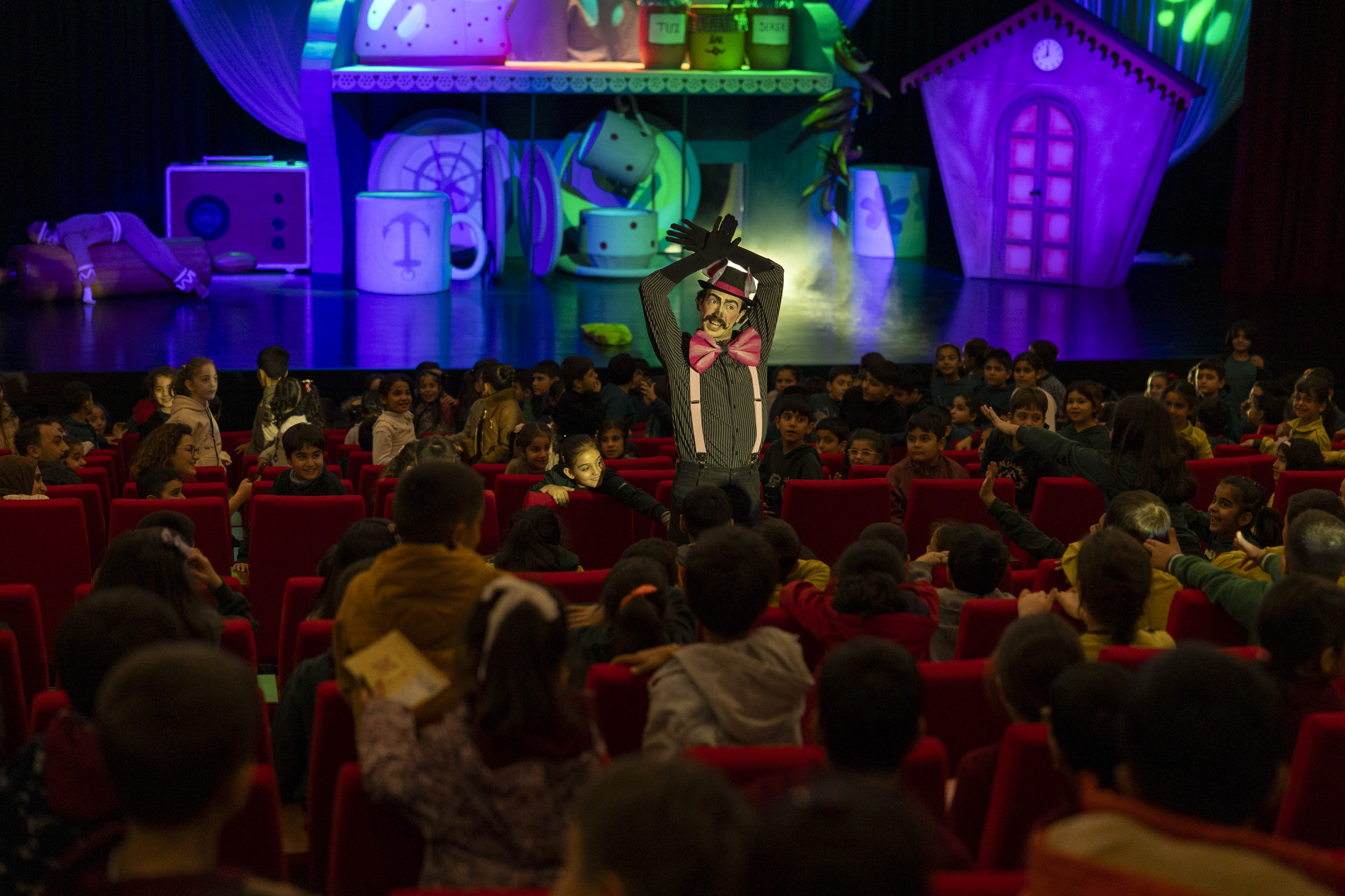 Mersin’de “Bisküvi Adam” oyunu sahnelendi