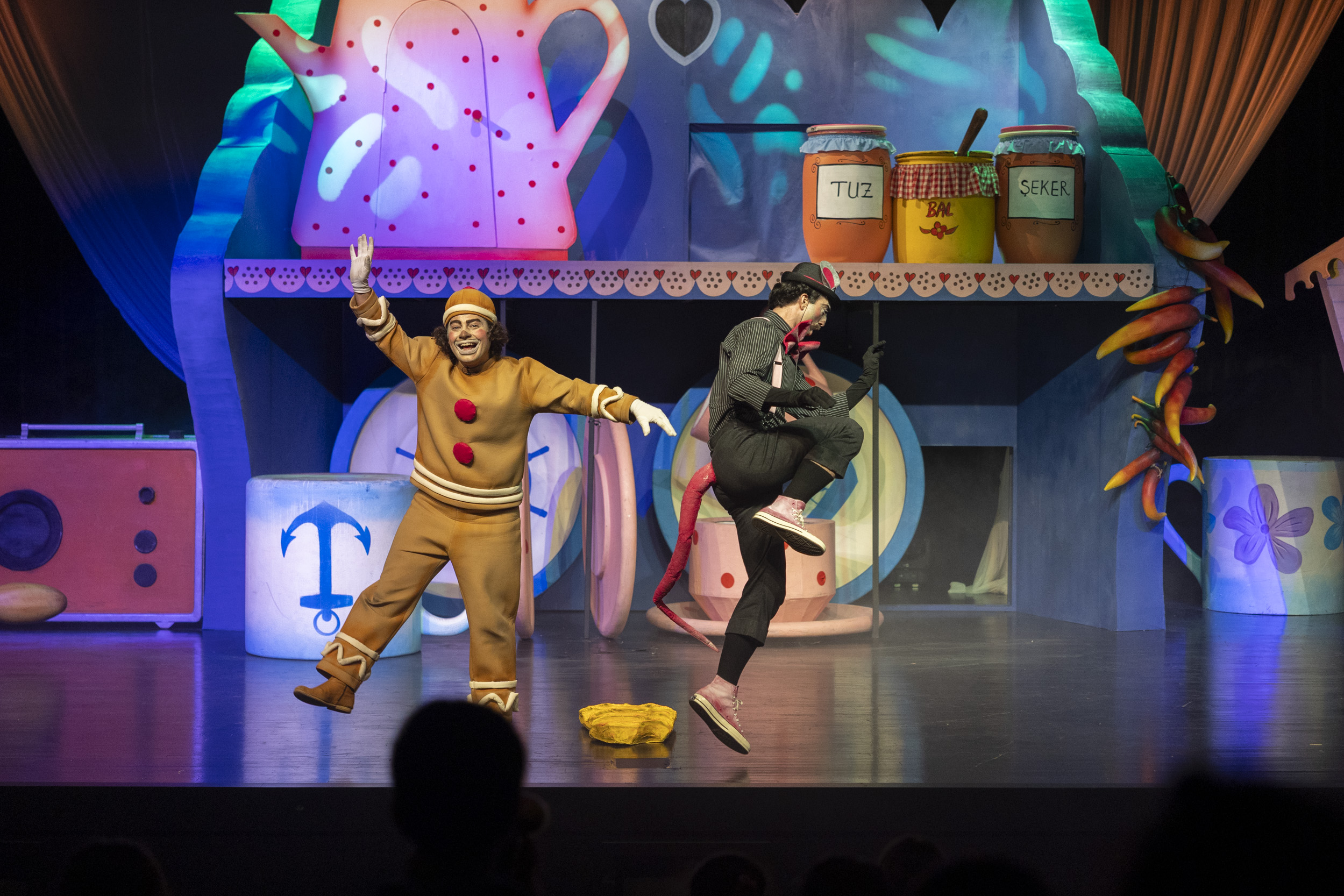 Mersin’de “Bisküvi Adam” oyunu sahnelendi