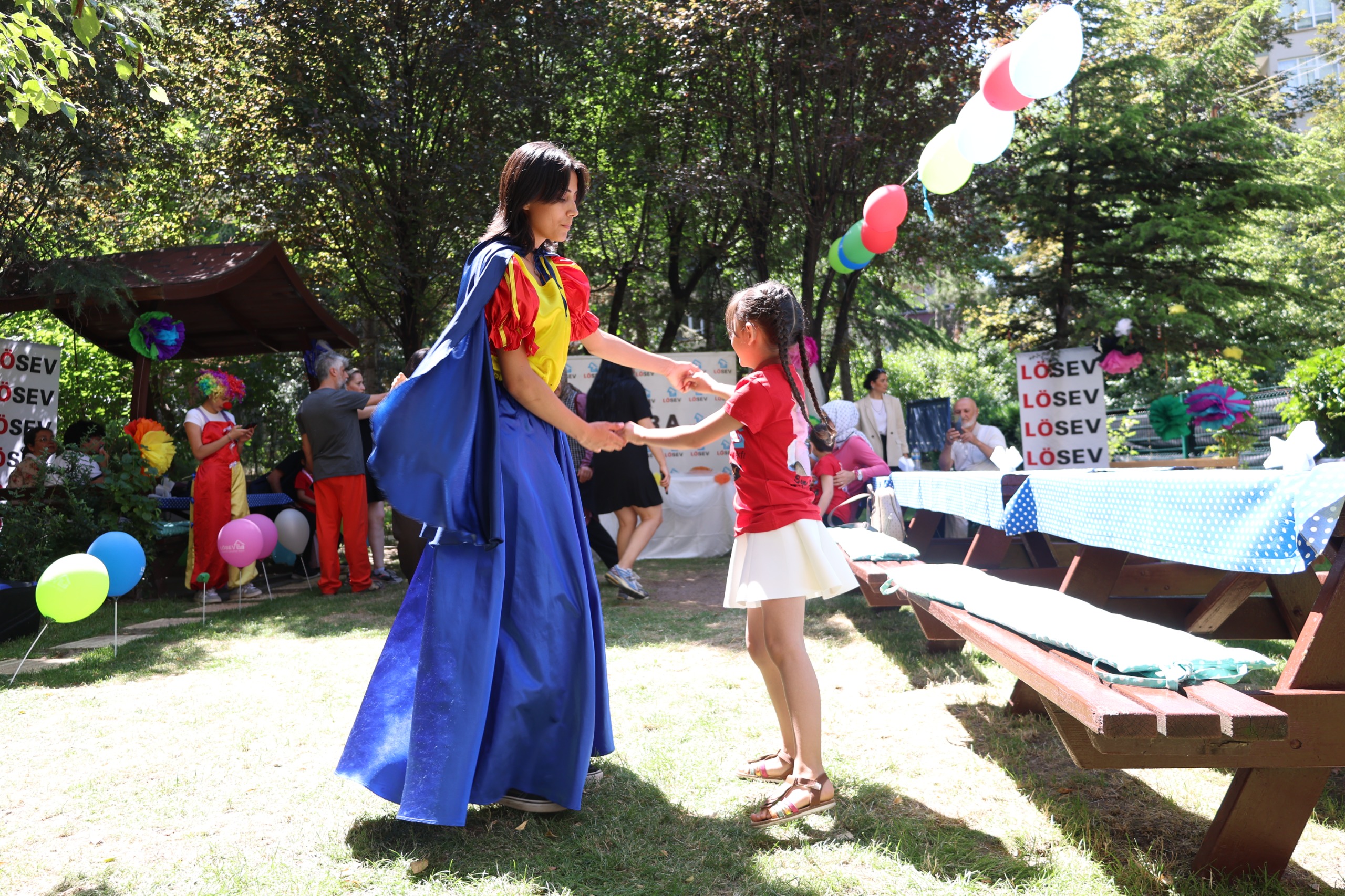 LÖSEV: “Sen Varsan Biz Varız” Dünya Gönüllüler Günü’nde gönüllülük çağrısı