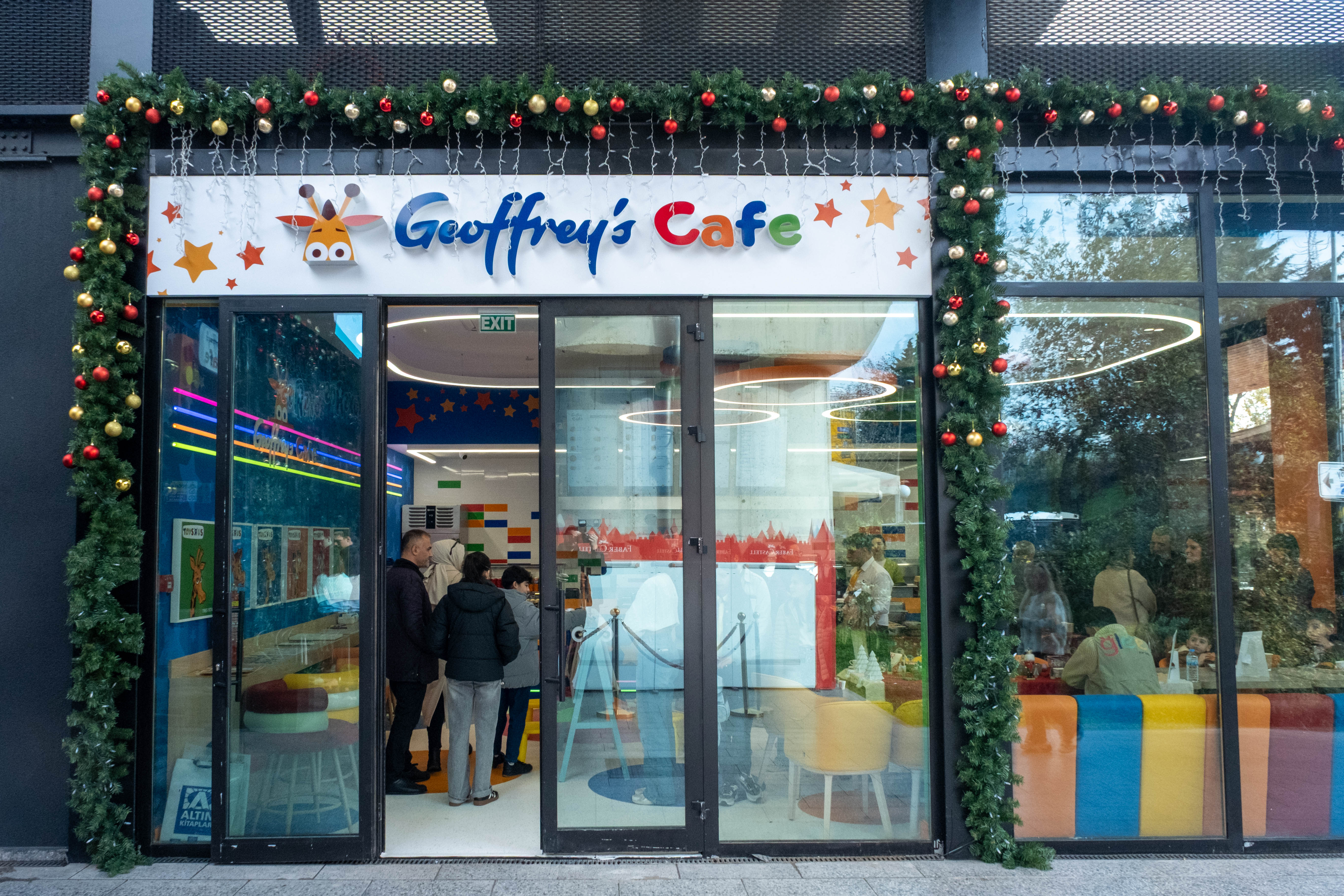 Toys“R”Us Türkiye ilk mağazasını Terminal Kadıköy’de açtı