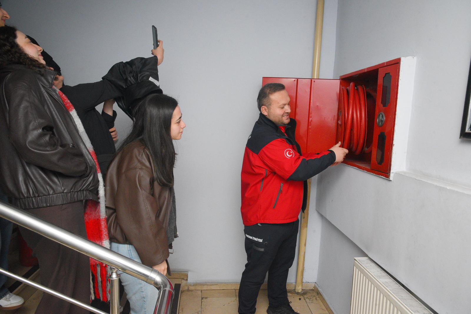 Giresun’da itfaiye ekiplerinden öğrencilere yangın güvenliği eğitimi