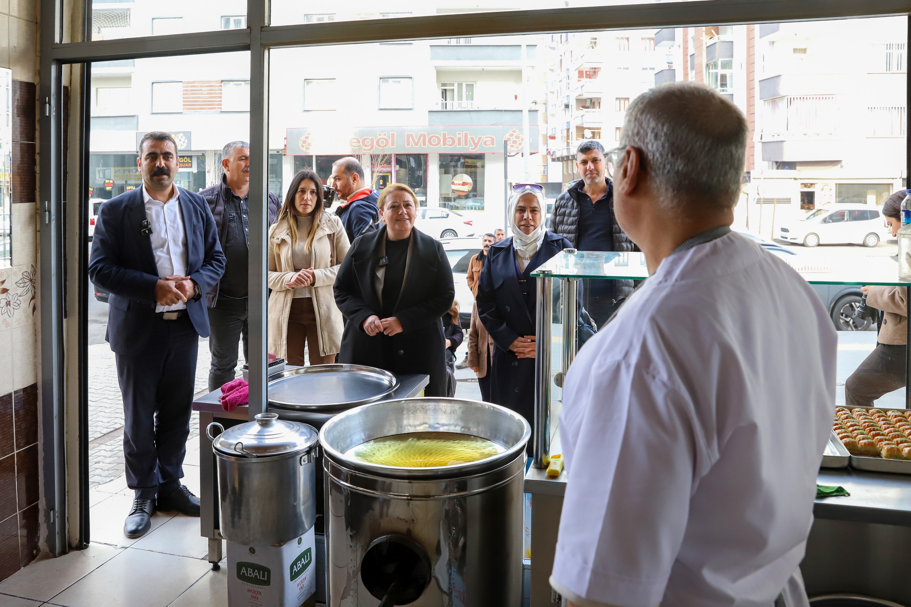 DBB Eş Başkanları, Emek Caddesi esnafını ziyaret etti