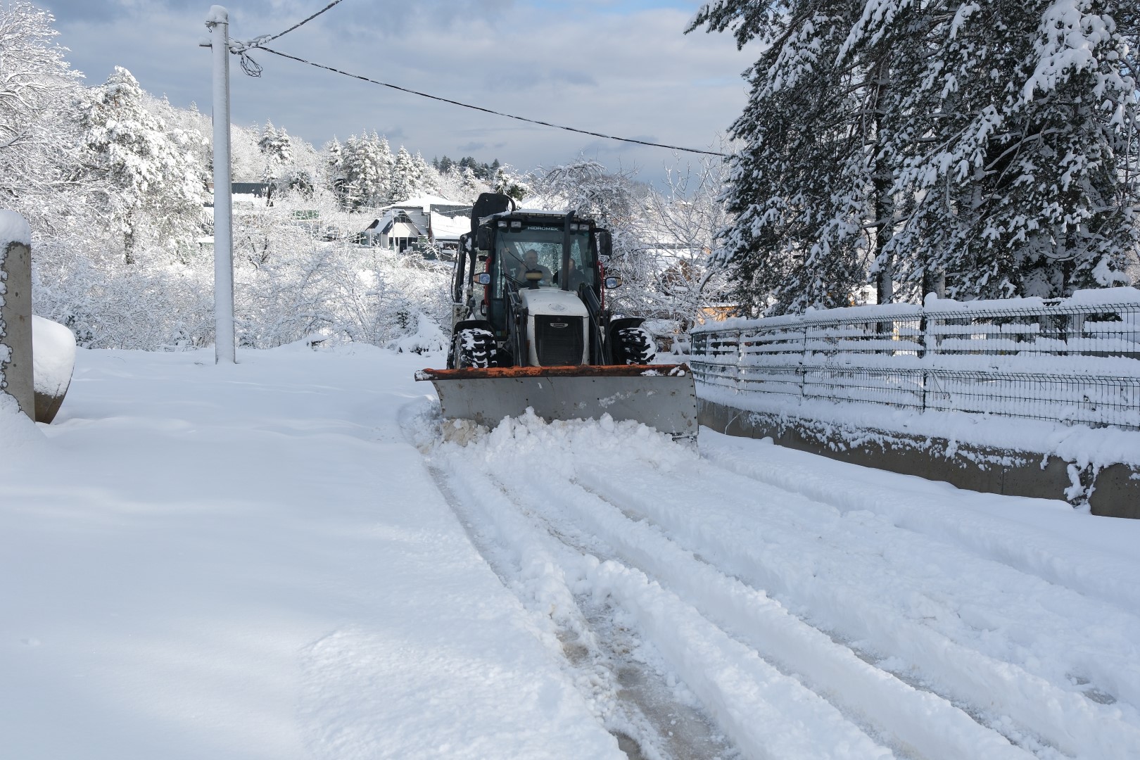 Sapanca’da kar küreme ve tuzlama çalışmaları