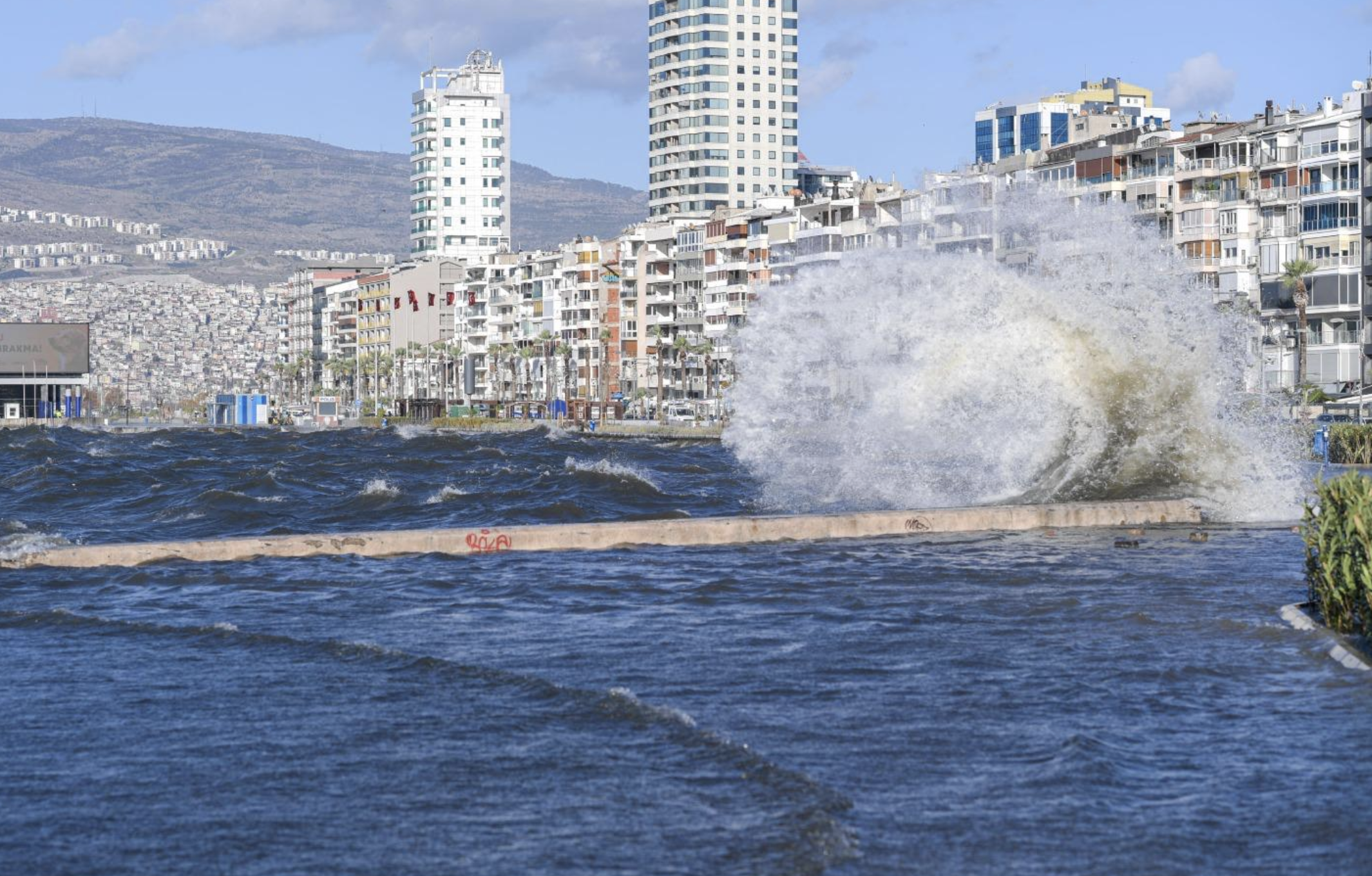 İzmir’de inşa edilen fırtına duvarı deniz taşkınını engelledi