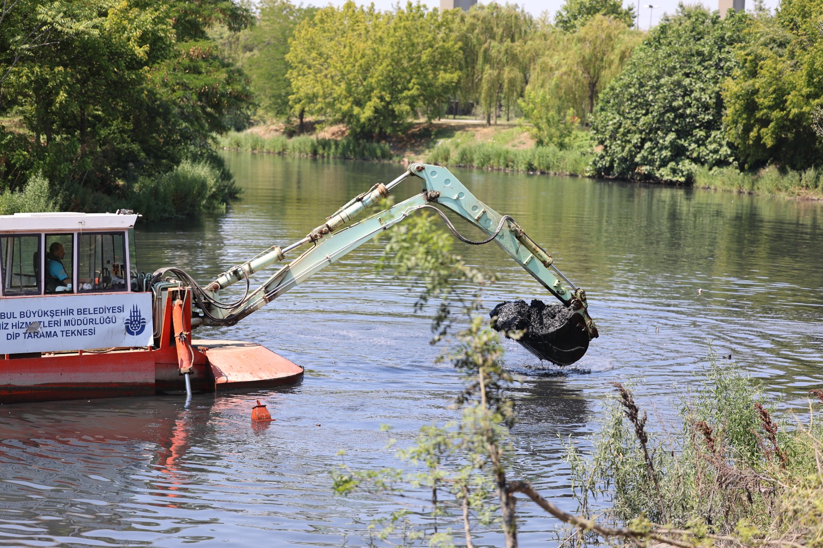 Haliç’te temizlik çalışmaları