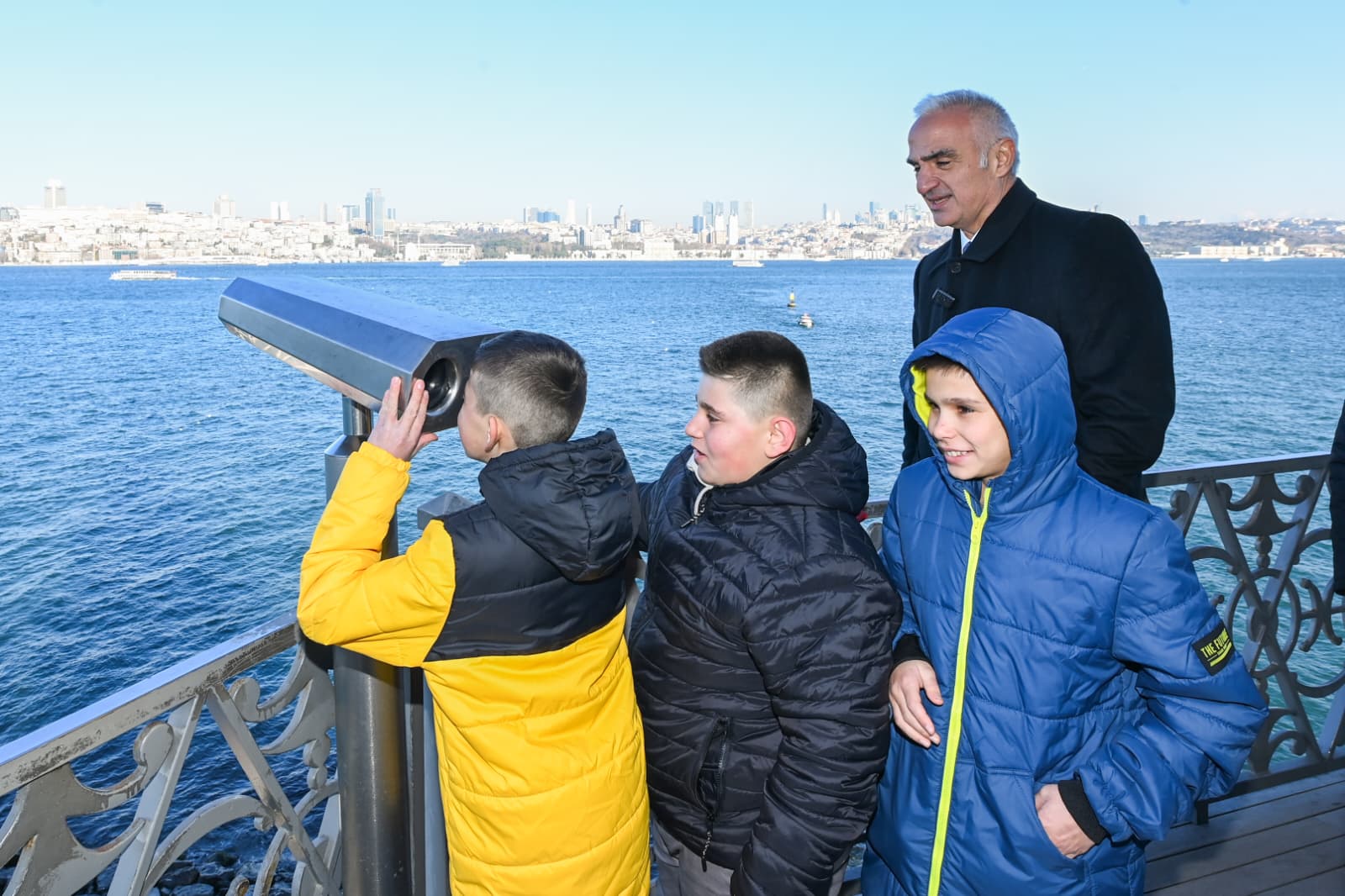 Bakan Ersoy, kardan “Kız Kulesi” yapan çocuklarla bir araya geldi