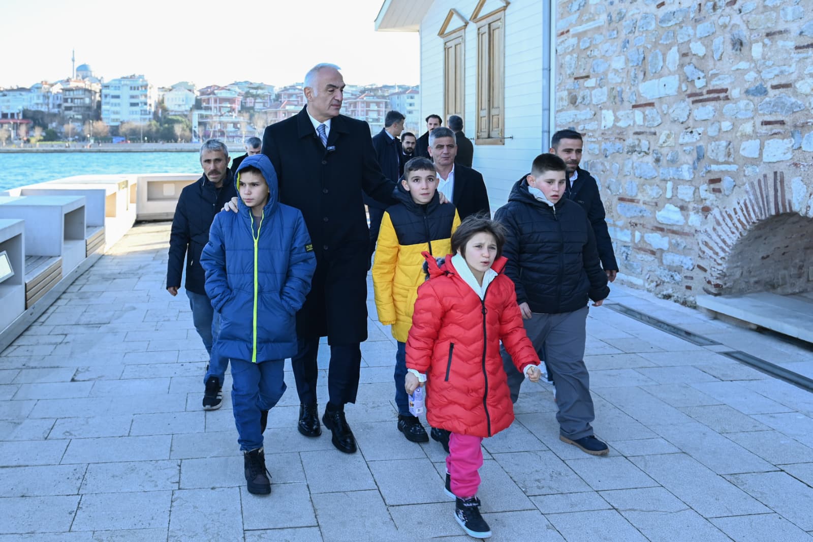 Bakan Ersoy, kardan “Kız Kulesi” yapan çocuklarla bir araya geldi