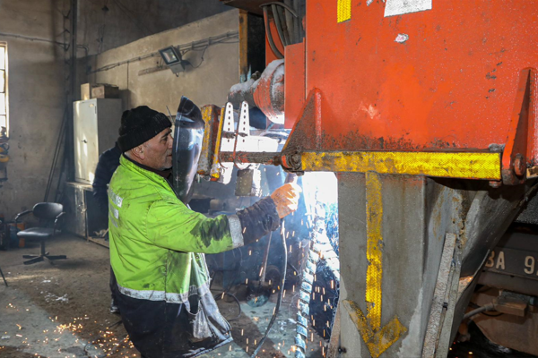 Büyükşehir, karla mücadelede arızalanan iş makinelerini onarıyor