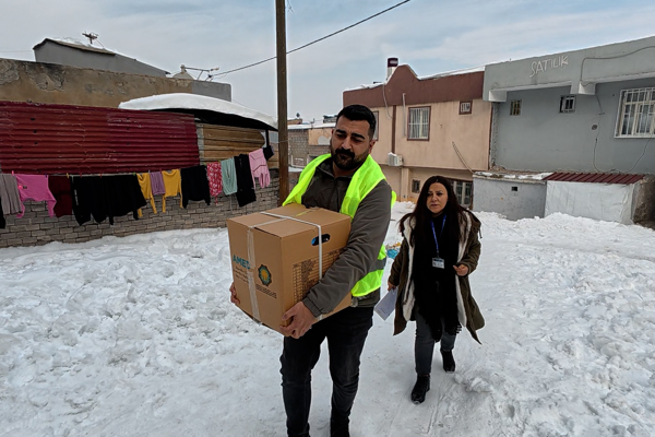 Diyarbakır’da kış koşullarından etkilenen hanelere gıda desteği