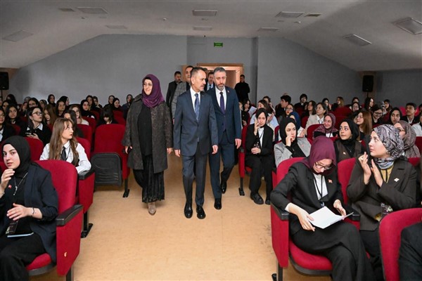 Vali Aktaş’tan İzmit Mehmet Akif Ersoy Kız Anadolu İmam Hatip Lisesi’ne ziyaret