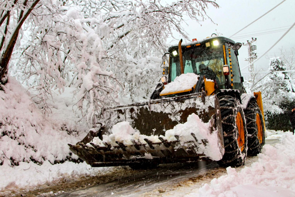 Giresun’da kar küreme çalışmaları yapıldı