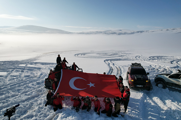 Erzurum’da kar raftingi ve doğaya yem bırakma etkinliği