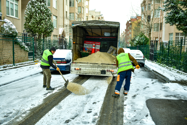 Esenyurt’ta karla mücadele çalışmaları sürüyor