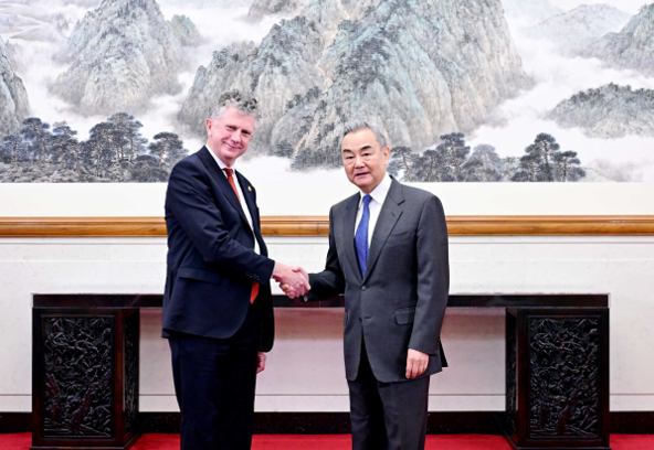 Wang Yi, İngiltere Başbakanı Starmer’ın ulusal güvenlik danışmanı ile görüştü