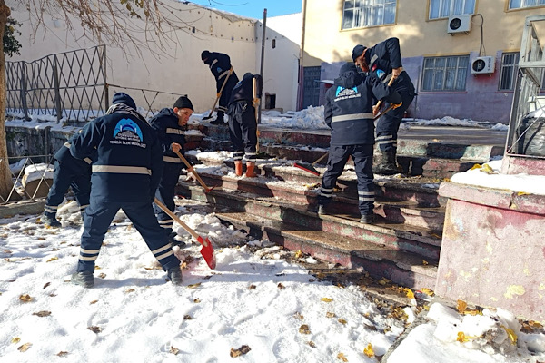 Eyyübiye’de karla mücadele çalışmaları devam ediyor