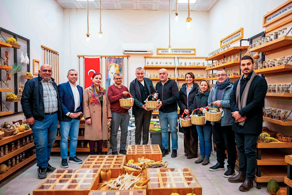 Bornova’da onarıcı tarım ve yerel tohum çalışmaları incelendi