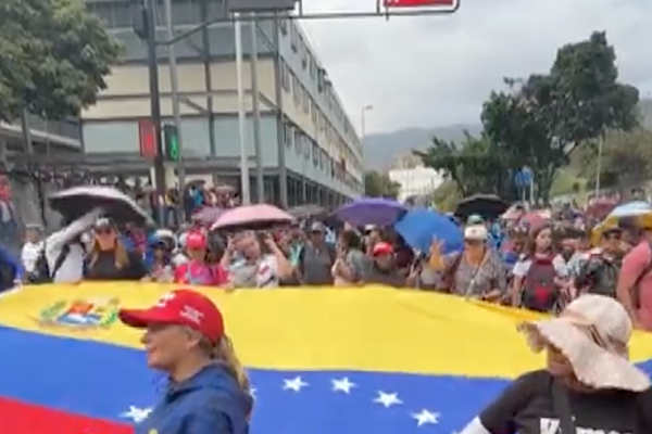 Göstericiler Maduro’nun serbest bırakılmasını talep ederek Karakas sokaklarına çıktı