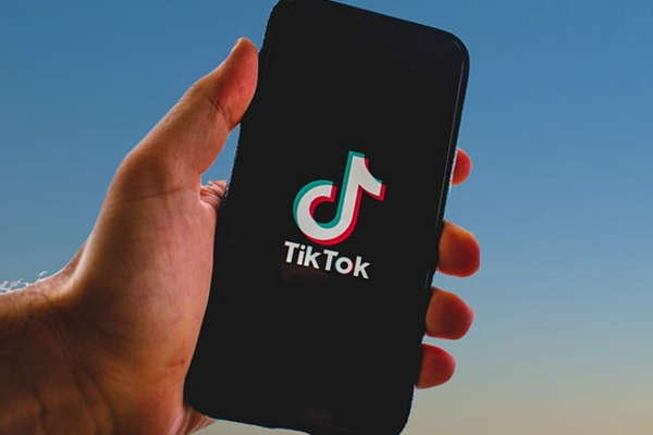 Kaliforniya Valisi, TikTok’u Trump’ı eleştiren içerikleri bastırmakla suçladı