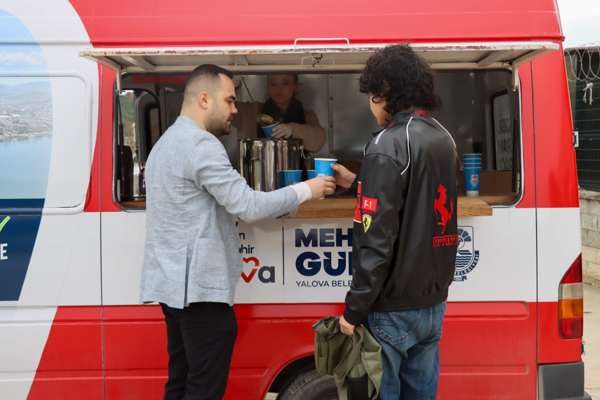 Yalova Belediyesi’nden öğrencilere sıcak çorba ikramı