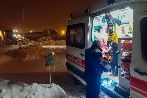 Van’da hasta ve araç kurtarma çalışması