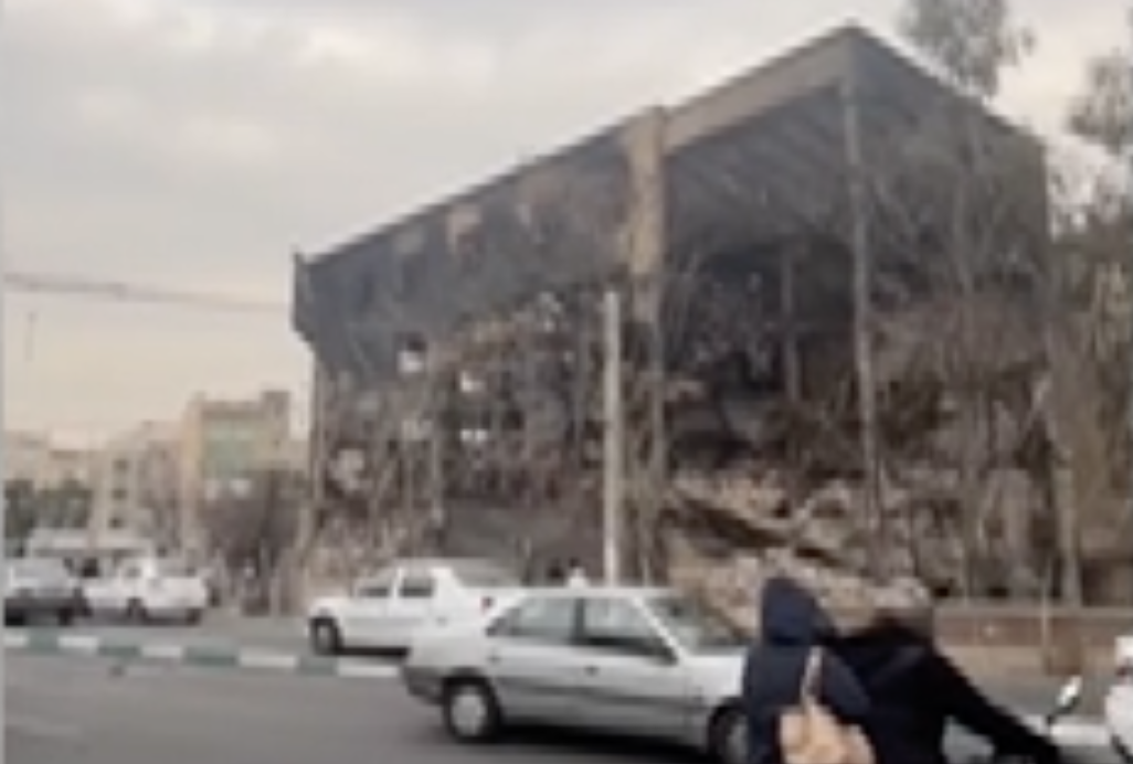 Tahran’da dükkanlar ve banka ateşe verildi