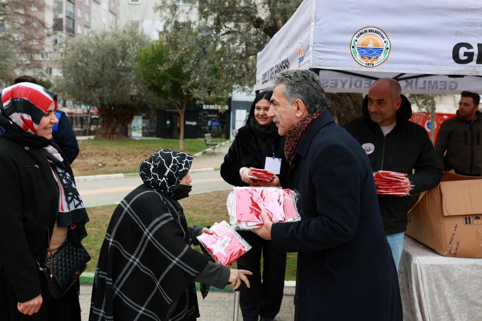 Gemlik’te vatandaşlara Türk bayrağı dağıtıldı