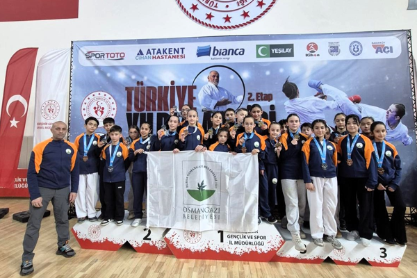 Osmangazi Belediyespor Karate Takımından madalya