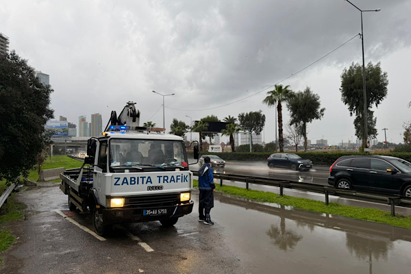 İzmir’de kuvvetli yağışa karşı tüm birimler sahada teyakkuza geçti