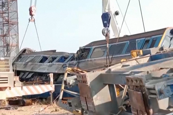 Tayland’da tren üzerine vinç düştü