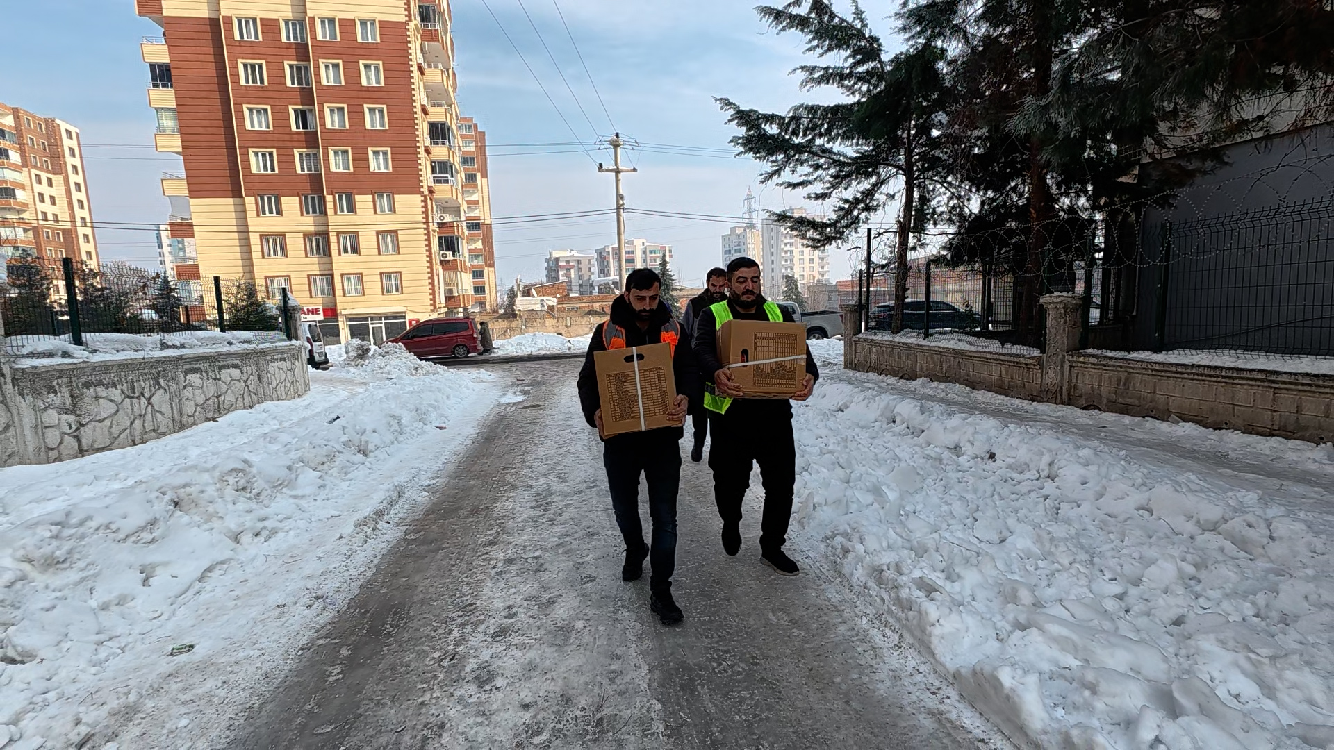 Diyarbakır’da kış koşullarından etkilenen hanelere gıda desteği