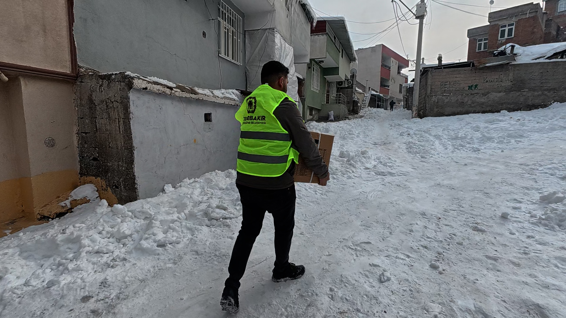 Diyarbakır’da kış koşullarından etkilenen hanelere gıda desteği