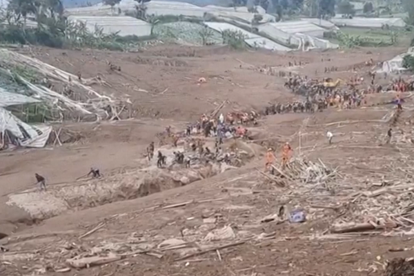 Endonezya’da heyelanda en az 16 ölü, 80 kayıp