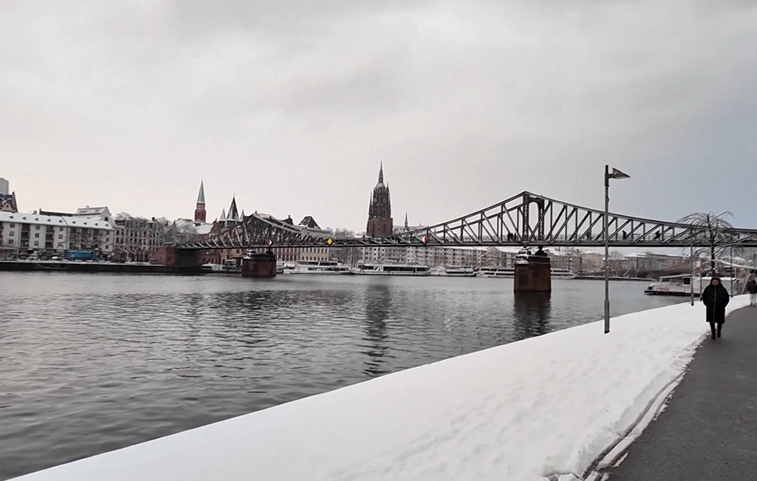 Almanya’da yoğun kar ve buzlanma trafiği aksattı