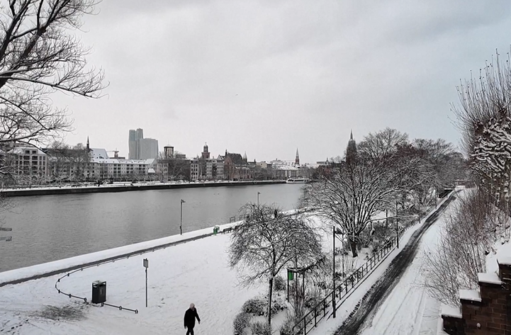 Almanya’da yoğun kar ve buzlanma trafiği aksattı