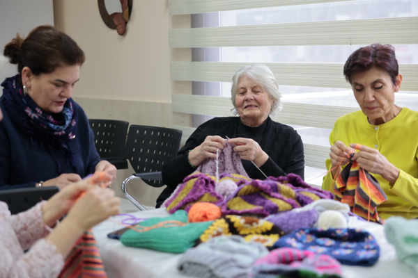 Konak’ta yapılan örgü işleri, çocuklara gönderiliyor
