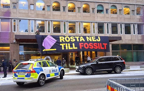 İsveç’te çevre aktivistleri hükümet binasının çatısına çıktı