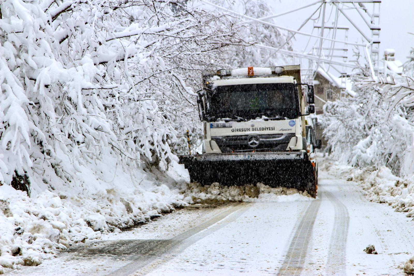 Giresun’da kar küreme çalışmaları yapıldı