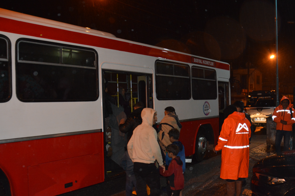 Mersin’deki su baskınında mahsur kalan tarım işçileri tahliye edildi