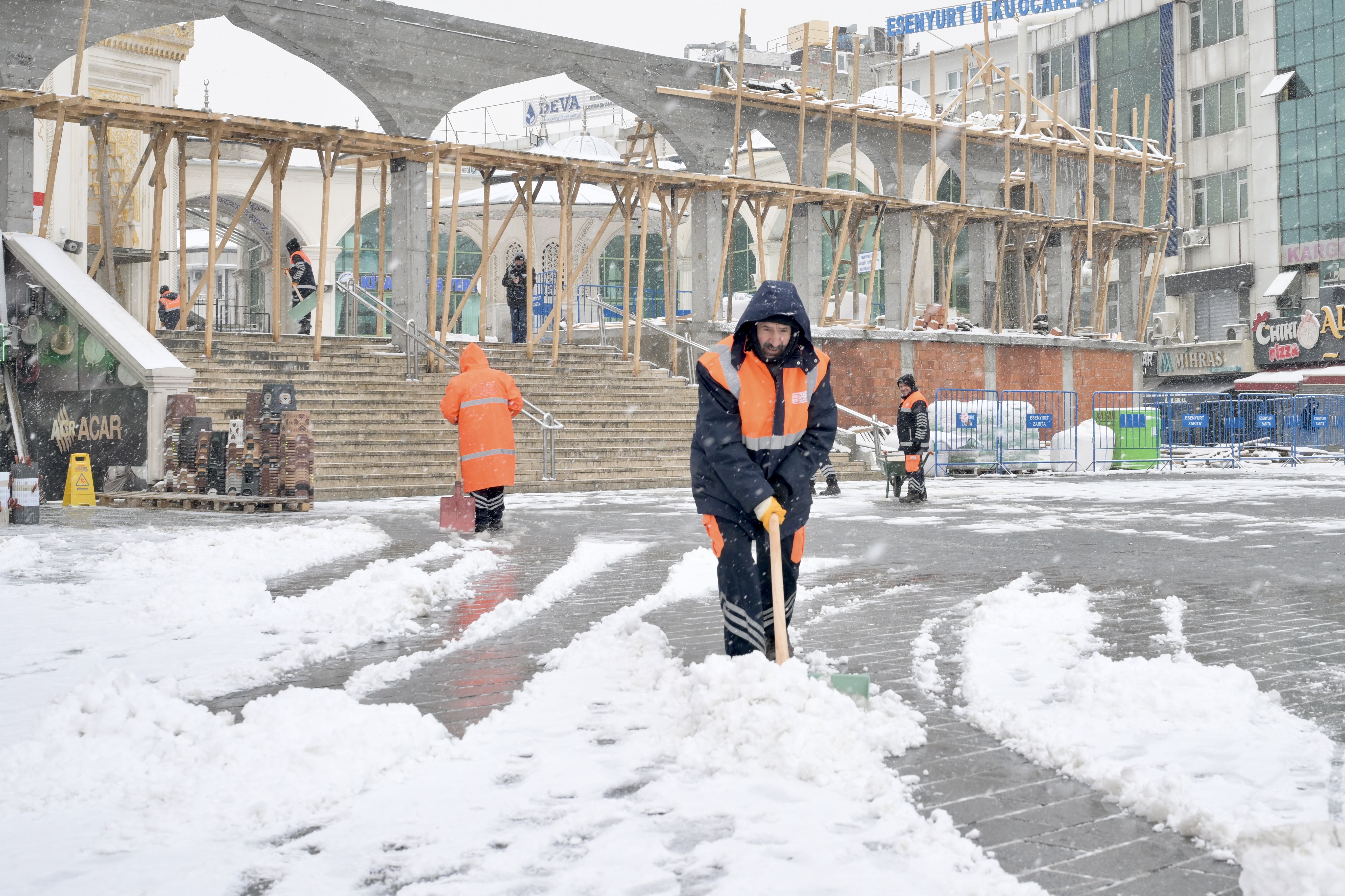 Esenyurt’ta karla mücadele çalışmaları sürüyor