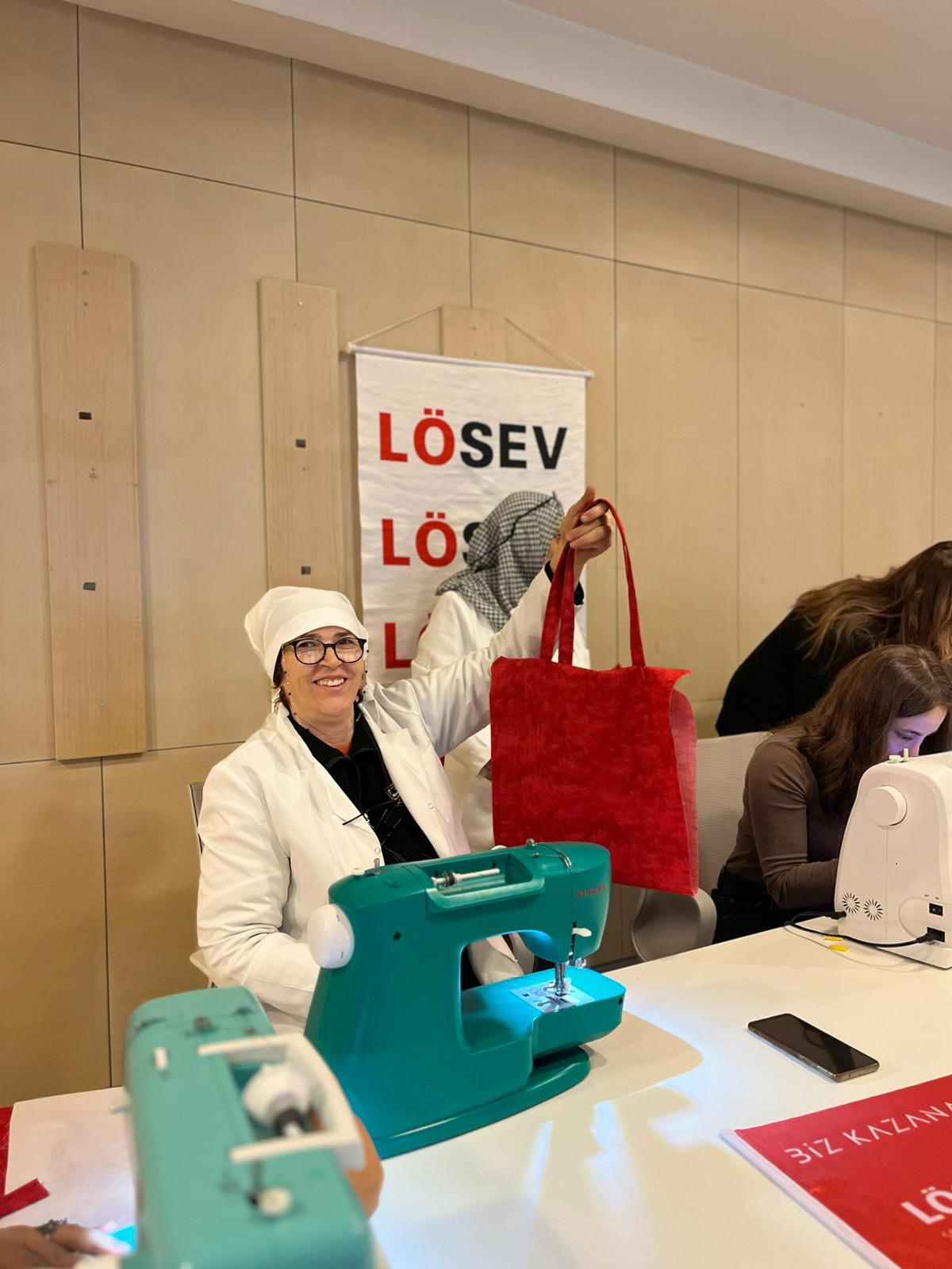 LÖSEV anneleri Bez Çanta Atölyesi’nde bir araya geldi