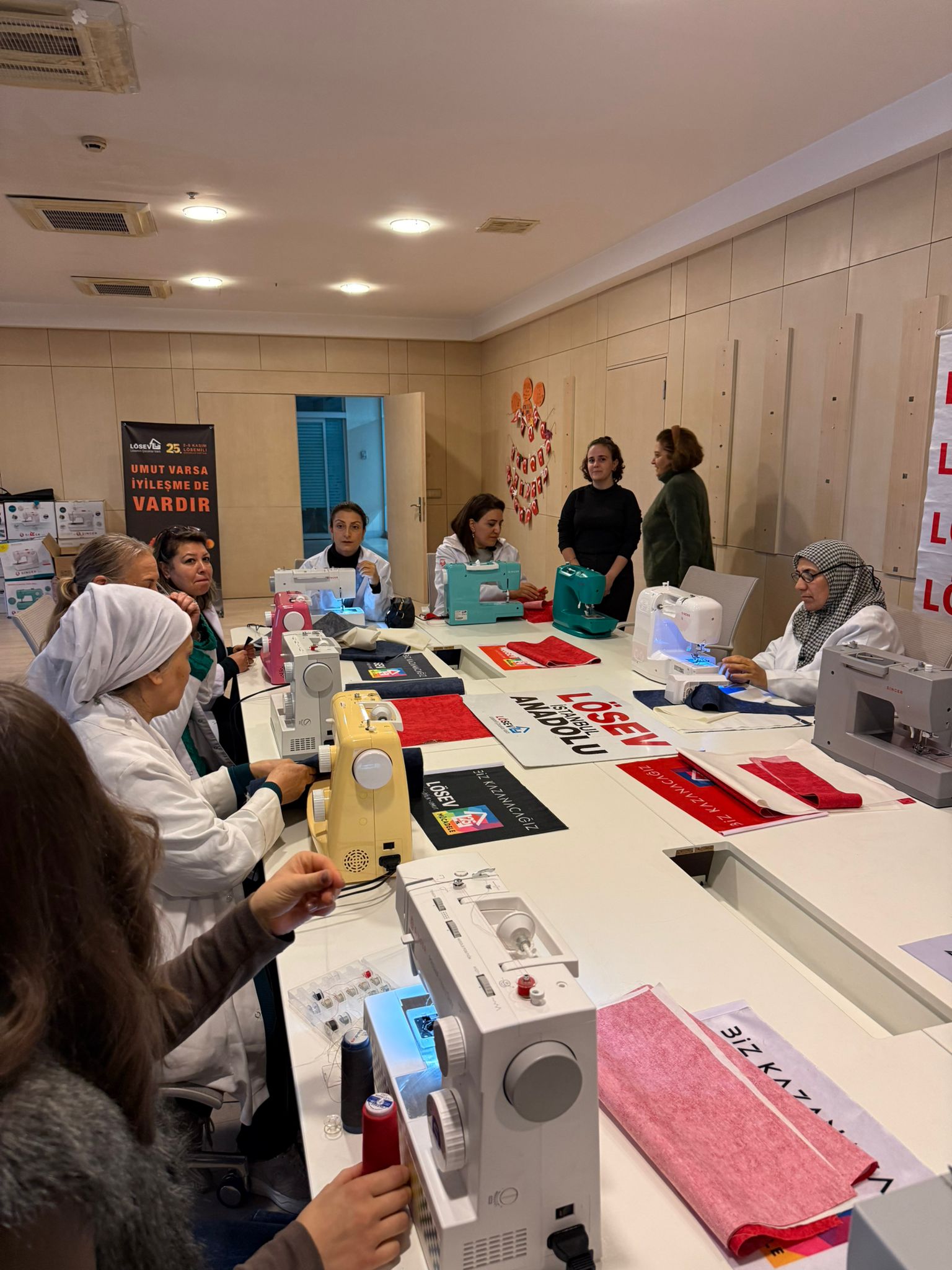 LÖSEV anneleri Bez Çanta Atölyesi’nde bir araya geldi