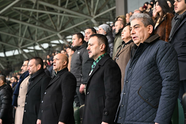 Vali Aktaş, Kocaelispor-Trabzonspor maçını tribünden izledi