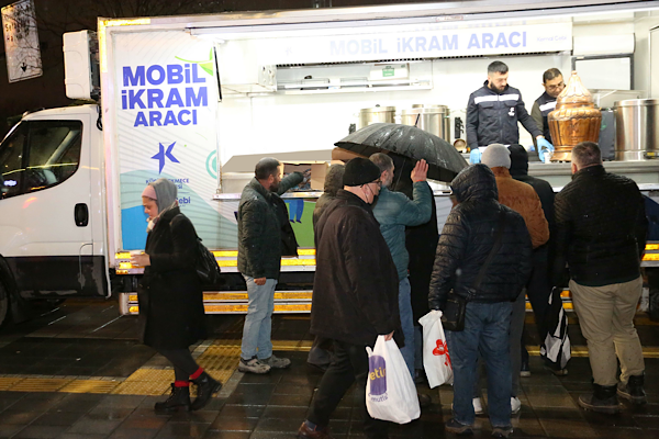 Küçükçekmece’de sıcak çorba ikramı