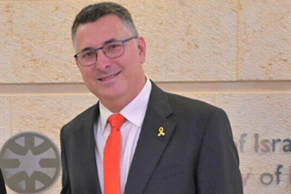 Saar, Hennis ile görüştü