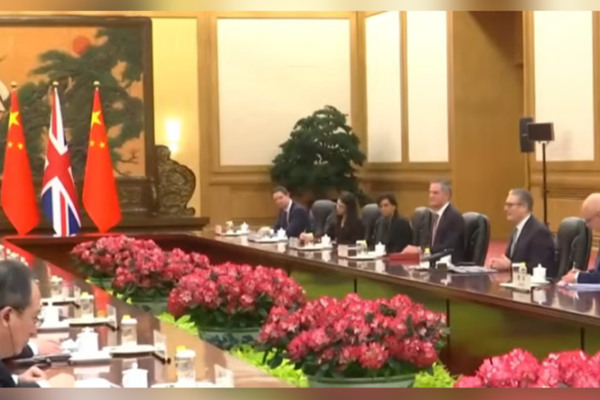 Trump Starmer’ın Çin ile ilişkileri yeniden başlatmasının “çok tehlikeli” olduğunu söyledi