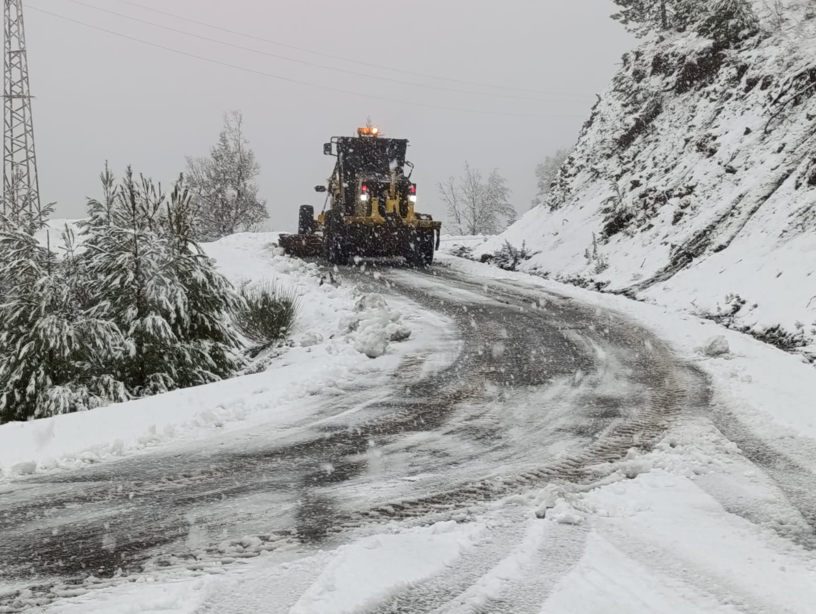 Akseki’de mahsur kalan 4 vatandaş kurtarıldı