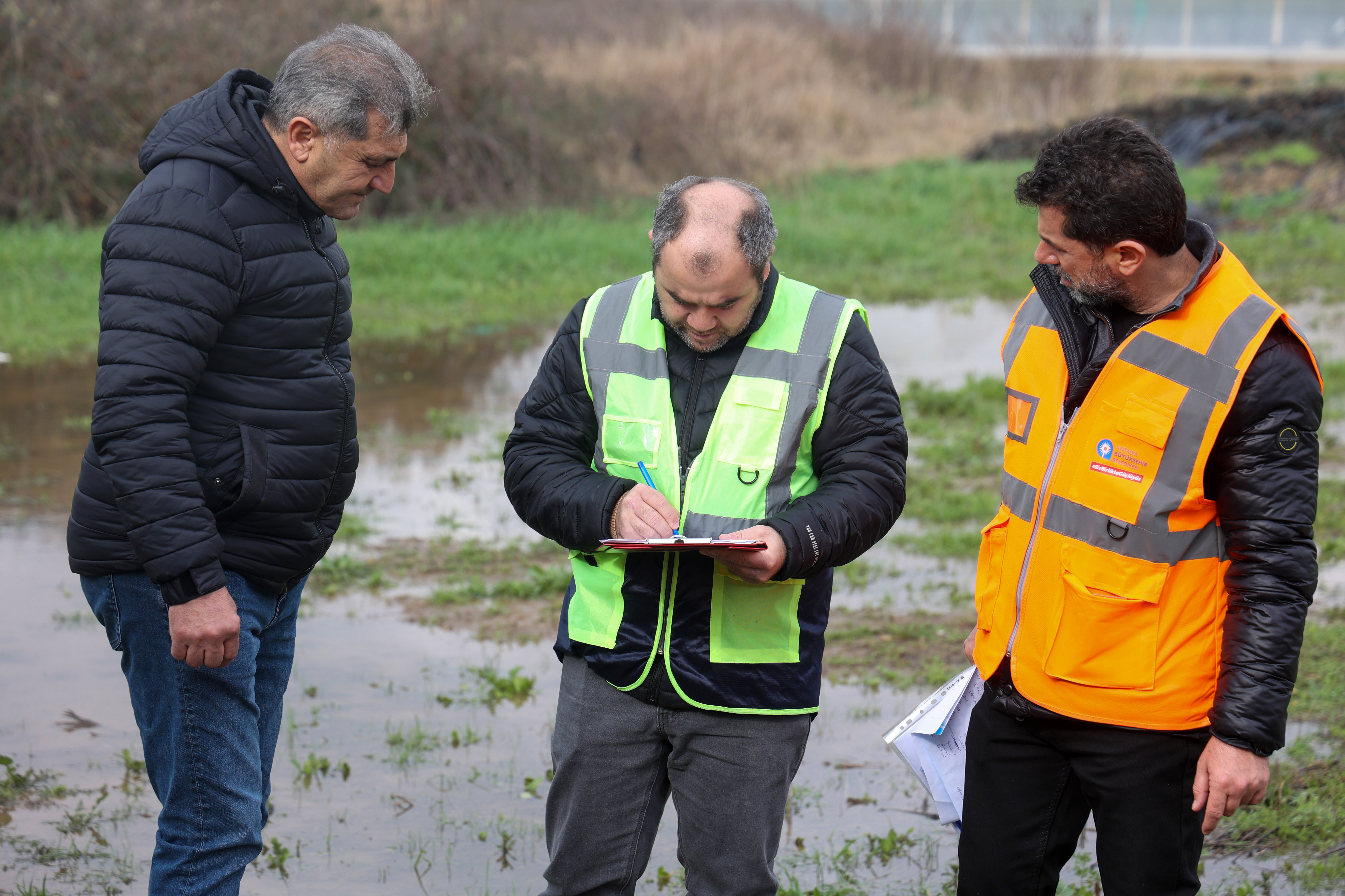 Antalya’da afetten zarar gören seralarda hasar tespiti yapılıyor