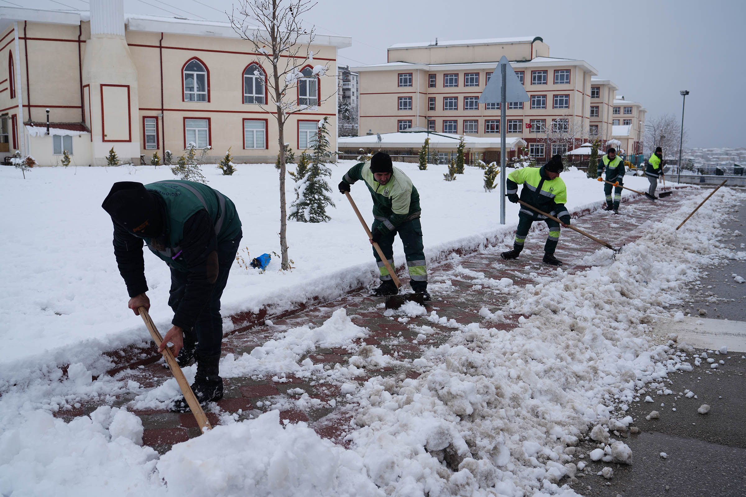 Keçiören’de kar küreme ve tuzlama seferberliği