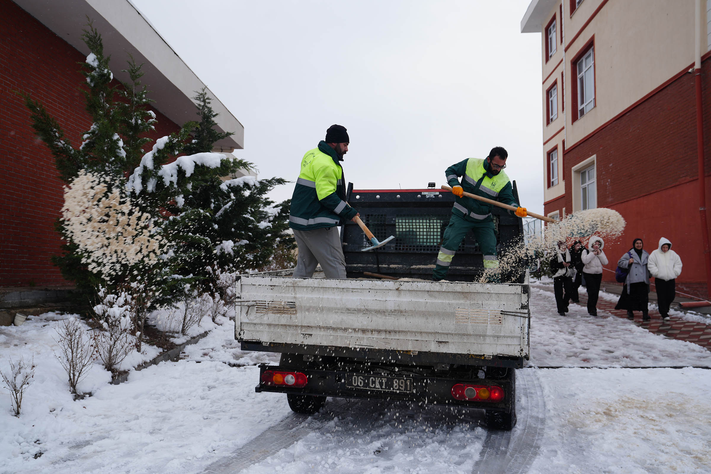 Keçiören’de kar küreme ve tuzlama seferberliği